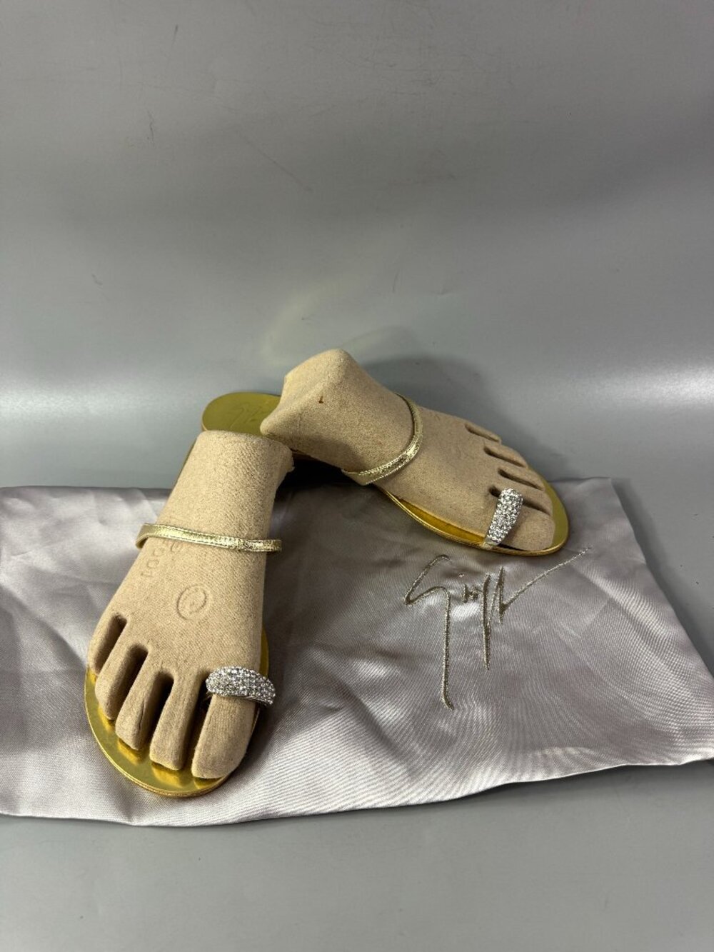 NWOB Giuseppe Zanotti Oro Ring Sandals, Size 38 1/2